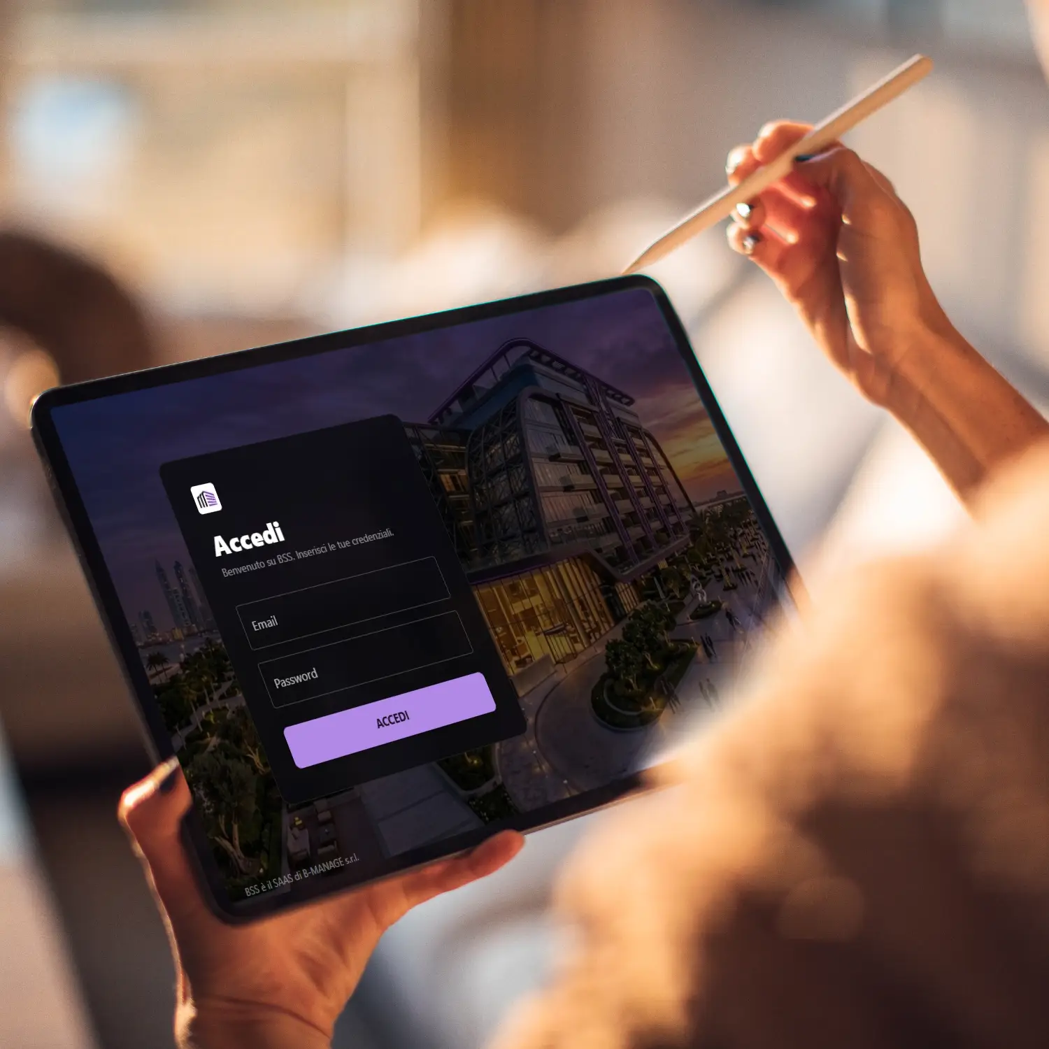 Persona che tiene un tablet in mano con la pagina di login di BSS visualizzata